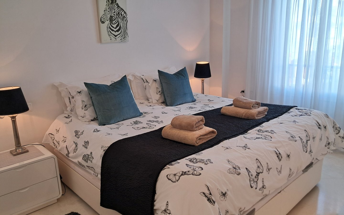 Contemporary 2-Bedroom Apartment with Sea & Pool Views Gallery 6