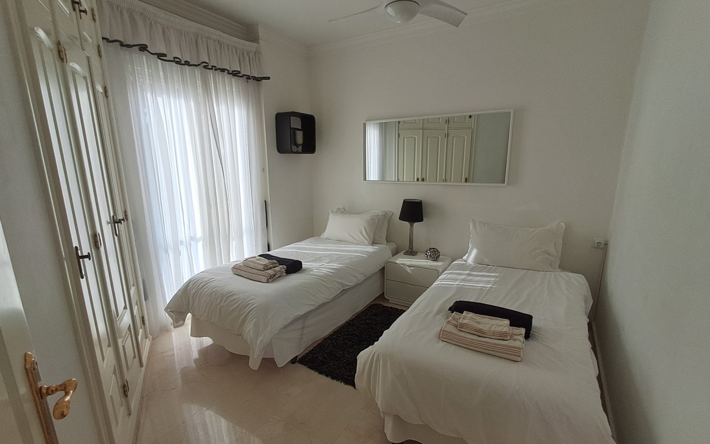 Contemporary 2-Bedroom Apartment with Sea & Pool Views Gallery 7