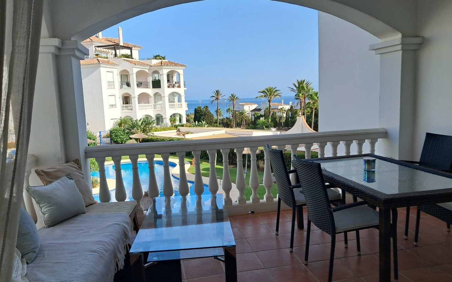 Contemporary 2-Bedroom Apartment with Sea & Pool Views, Appartment