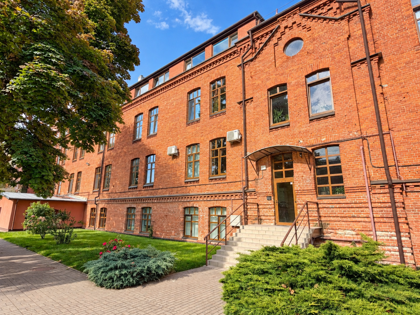 DISTINCTIVE 3-BEDROOM APARTMENT IN A HISTORIC 1917 RED-BRICK BUILDING | 51.5 SQ. M | ŽEMIEJI ŠANČIAI, KAUNAS Gallery 29
