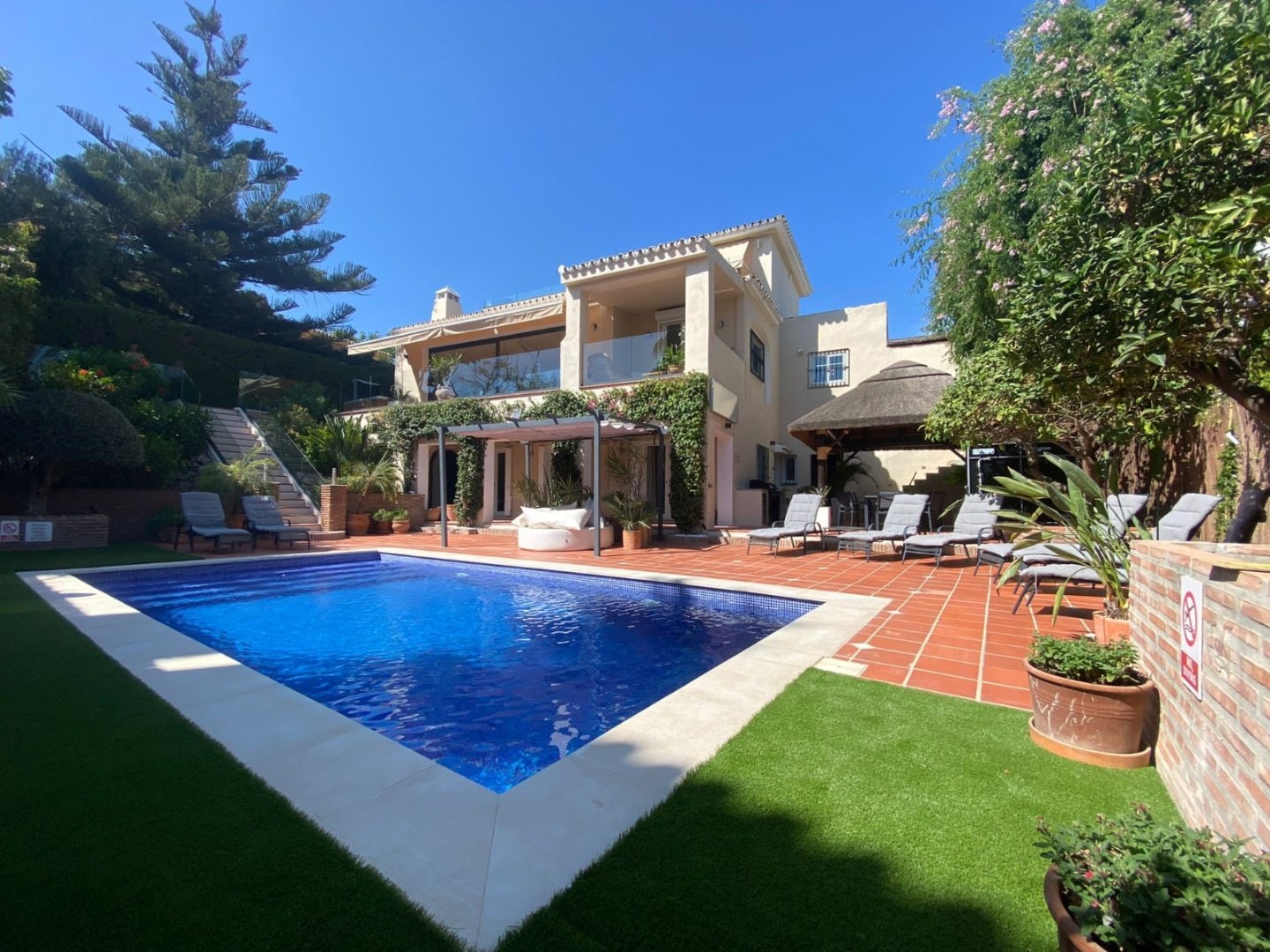 Elegant Family Villa with Private Pool and Independent Guest Apartment, Sitio de Calahonda, Ispanija