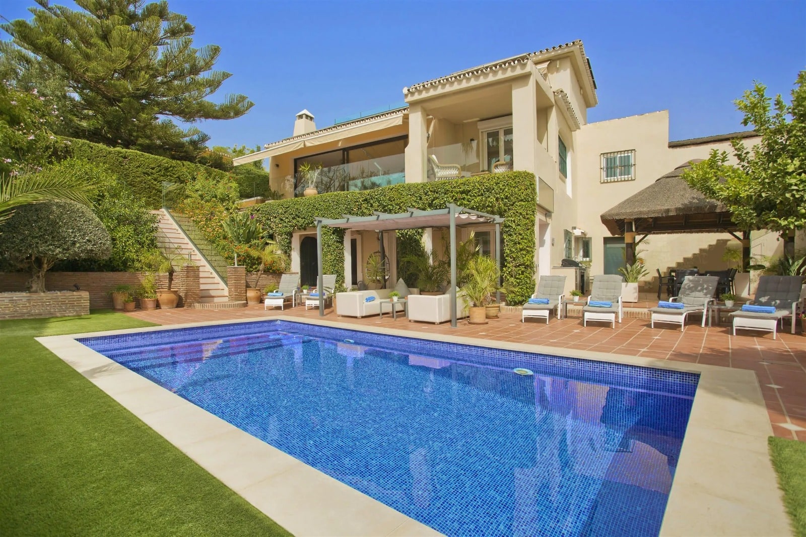 Elegant Family Villa with Private Pool and Independent Guest Apartment Gallery 16