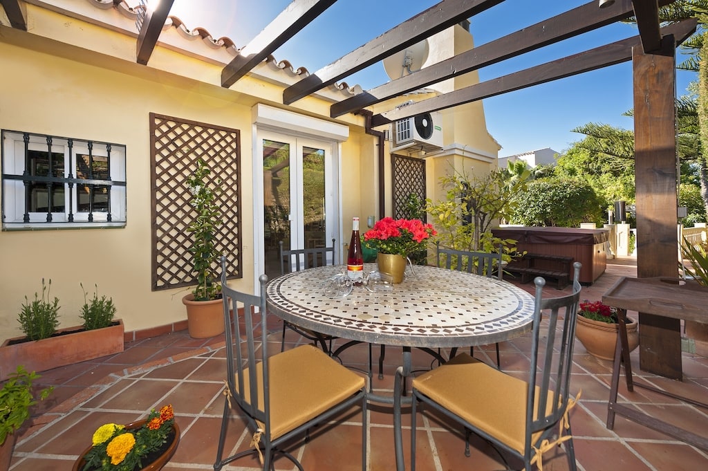 Elegant Family Villa with Private Pool and Independent Guest Apartment Gallery 15