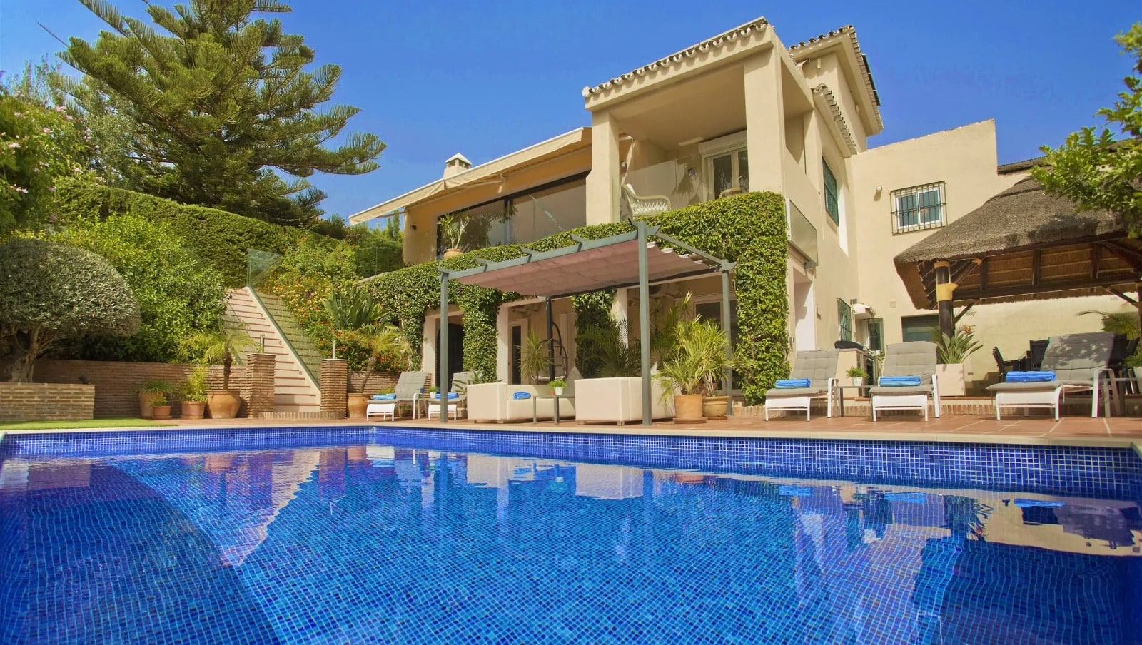 Elegant Family Villa with Private Pool and Independent Guest Apartment Gallery 20