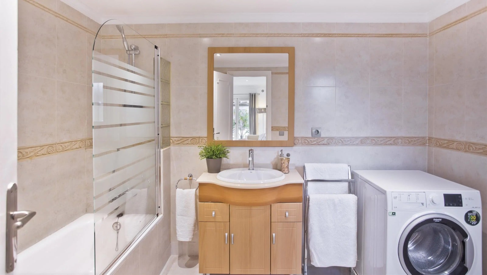 Elegant Family Villa with Private Pool and Independent Guest Apartment Gallery 23