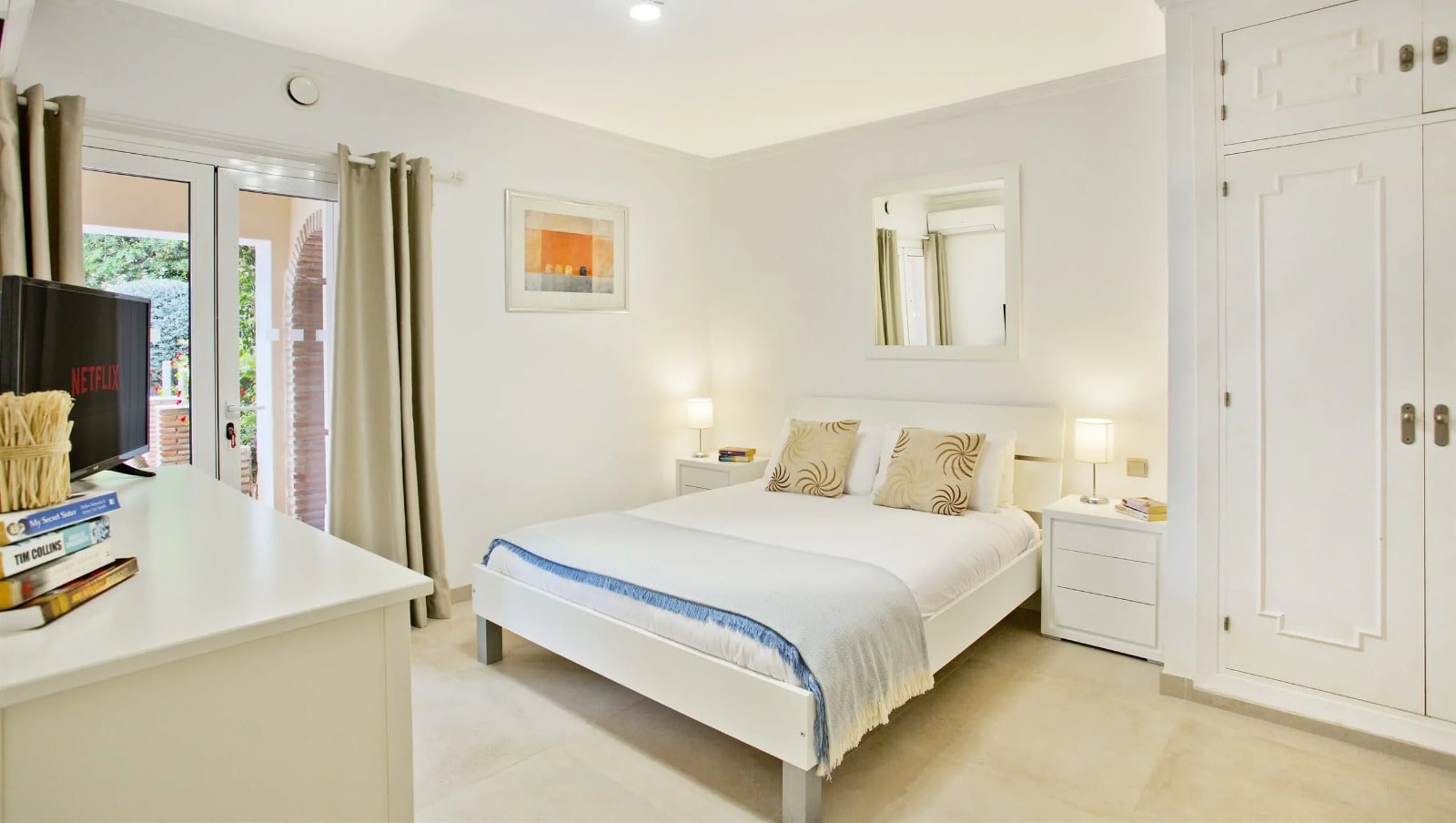 Elegant Family Villa with Private Pool and Independent Guest Apartment Gallery 24