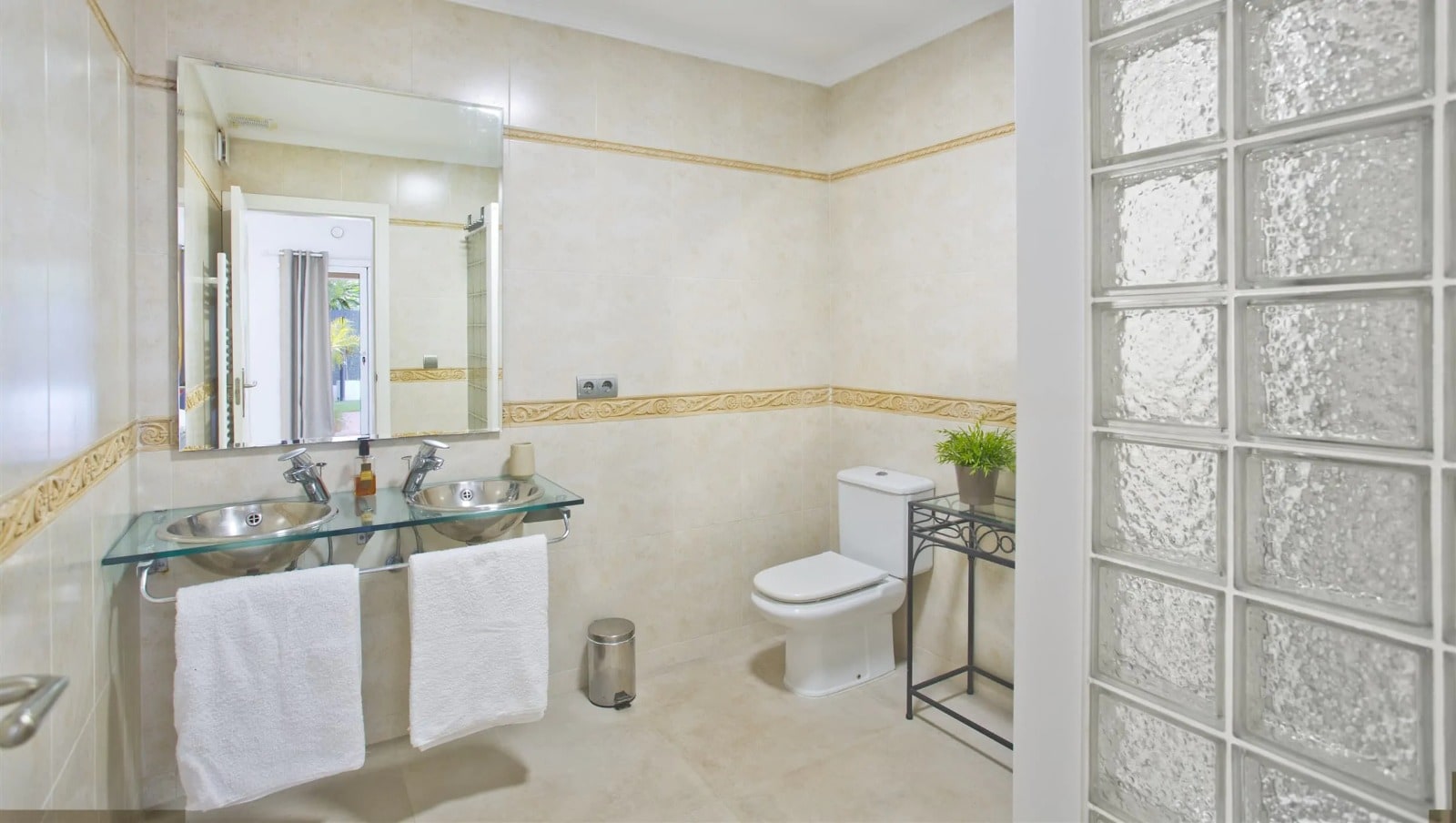 Elegant Family Villa with Private Pool and Independent Guest Apartment Gallery 25