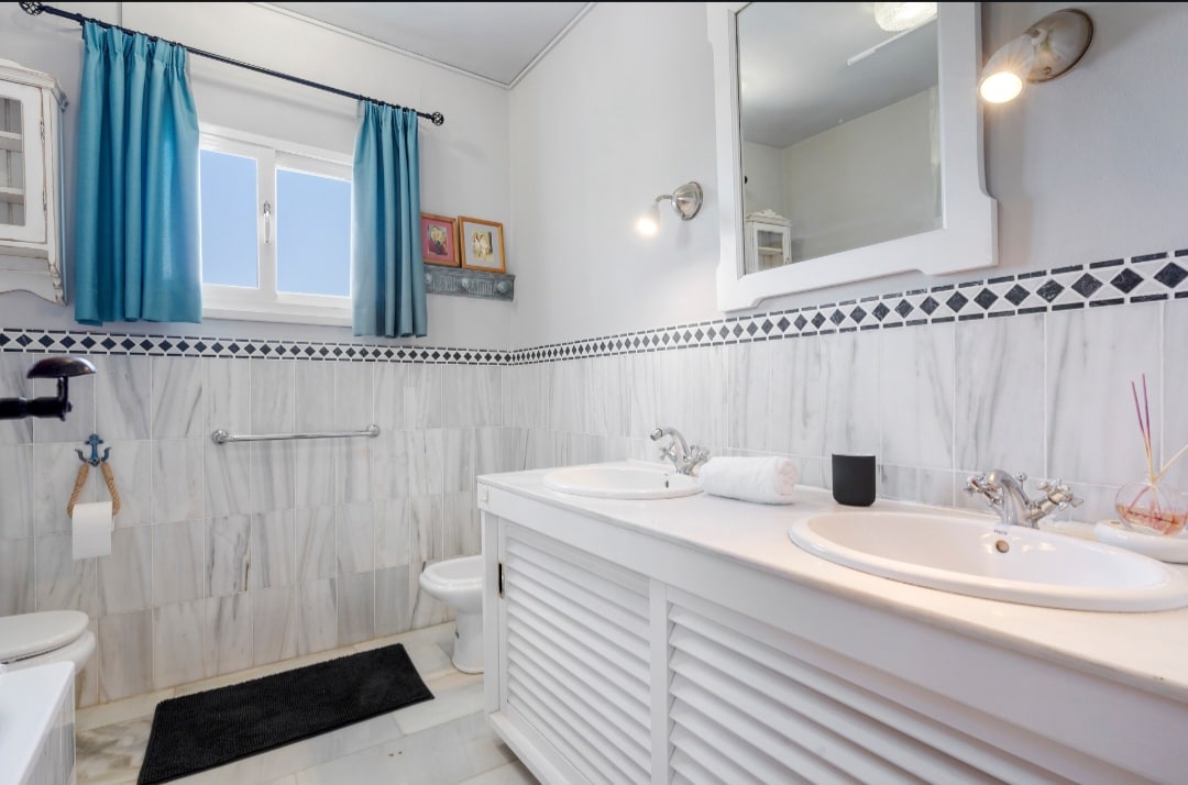 Los Robles – Luxury 5-Bedroom Villa with Pool & Outdoor Kitchen Gallery 10