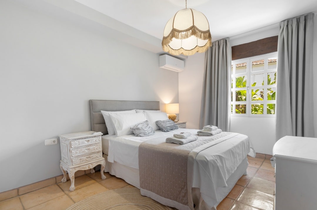 Los Robles – Luxury 5-Bedroom Villa with Pool & Outdoor Kitchen Gallery 13