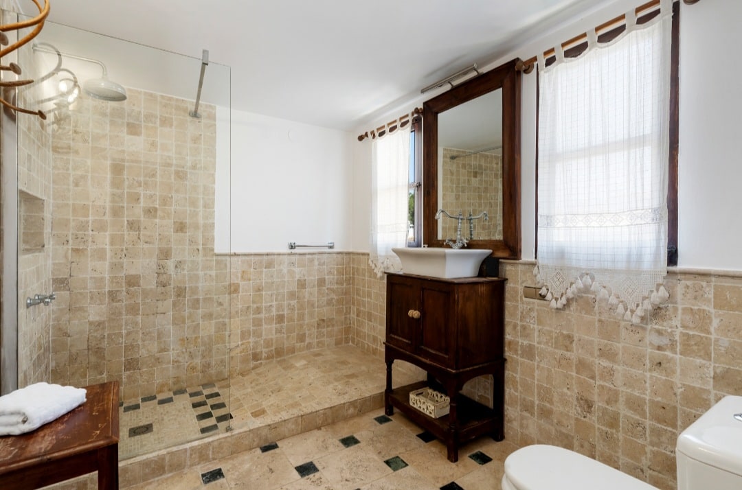 Los Robles – Luxury 5-Bedroom Villa with Pool & Outdoor Kitchen Gallery 14