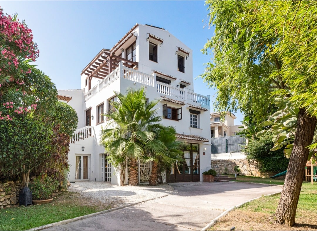 Los Robles – Luxury 5-Bedroom Villa with Pool & Outdoor Kitchen Gallery 17