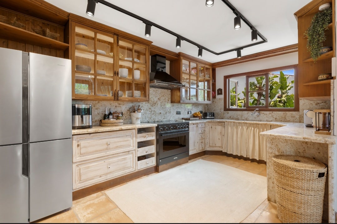 Los Robles – Luxury 5-Bedroom Villa with Pool & Outdoor Kitchen Gallery 6