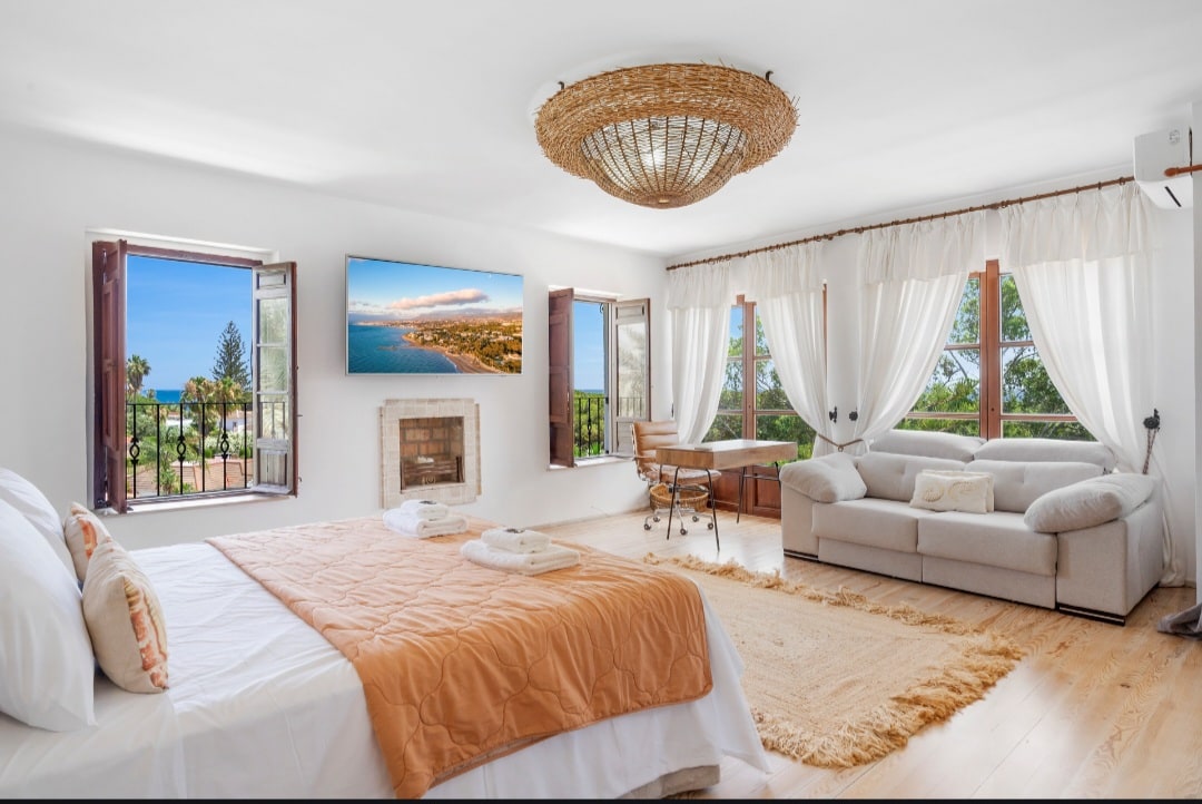 Los Robles – Luxury 5-Bedroom Villa with Pool & Outdoor Kitchen Gallery 7