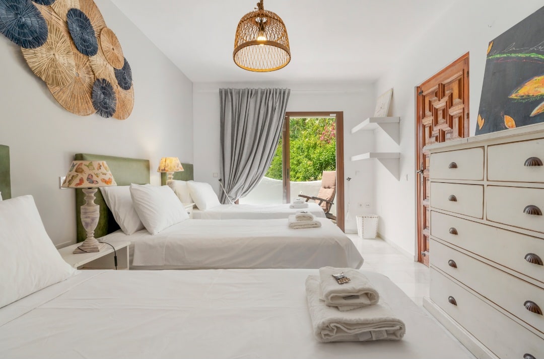 Los Robles – Luxury 5-Bedroom Villa with Pool & Outdoor Kitchen Gallery 9