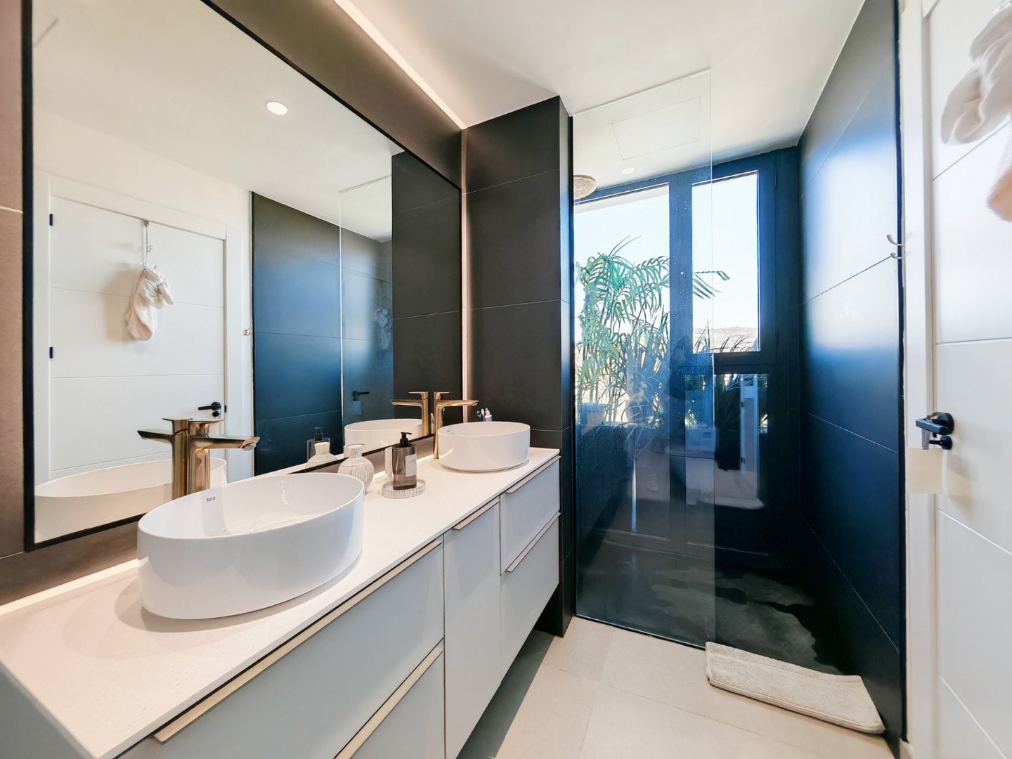 LUXURY CONTEMPORARY VILLA IN ESTEPONA WITH INFINITY POOL & PANORAMIC GOLF VIEWS Gallery 21