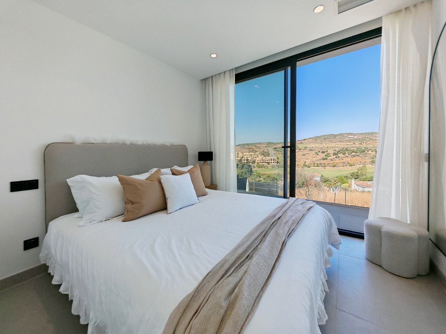 LUXURY CONTEMPORARY VILLA IN ESTEPONA WITH INFINITY POOL & PANORAMIC GOLF VIEWS Gallery 14