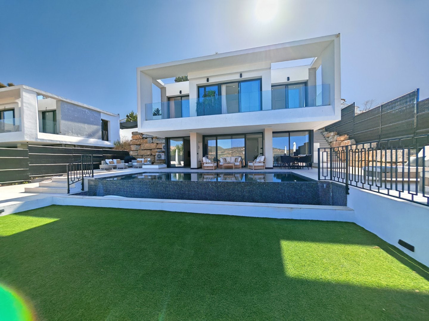 LUXURY CONTEMPORARY VILLA IN ESTEPONA WITH INFINITY POOL & PANORAMIC GOLF VIEWS, Villa