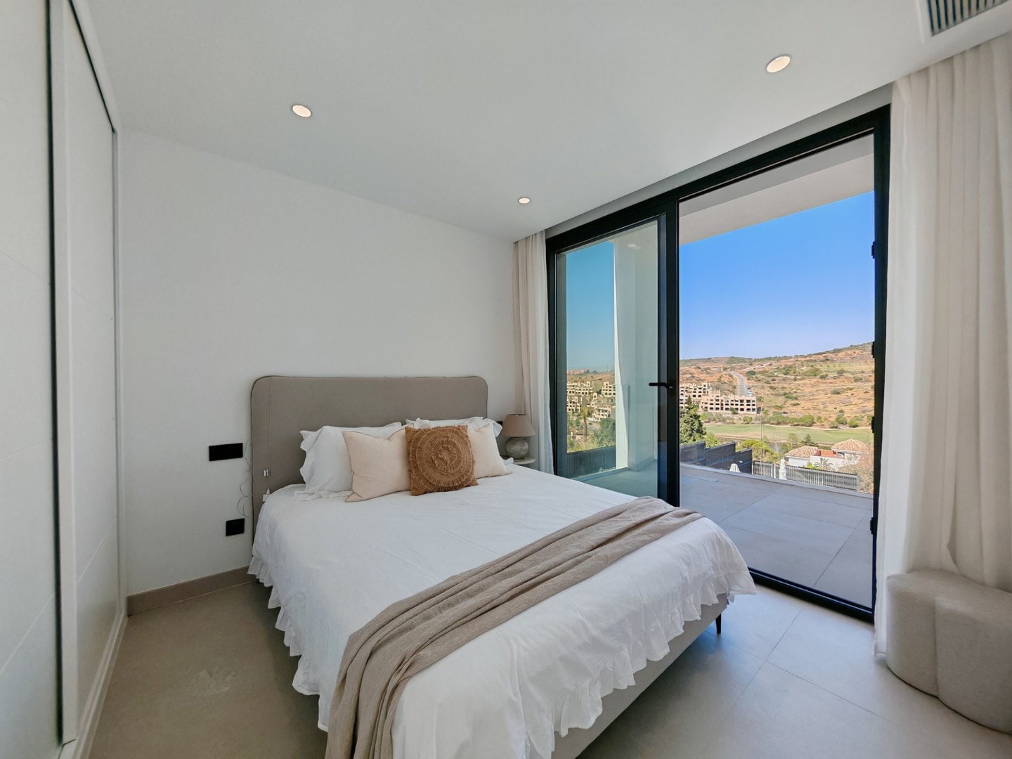 LUXURY CONTEMPORARY VILLA IN ESTEPONA WITH INFINITY POOL & PANORAMIC GOLF VIEWS Gallery 19