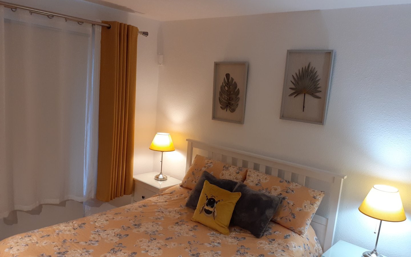 Modern 2-Bedroom Ground Floor Apartment with Garden & Glass Curtains Gallery 5