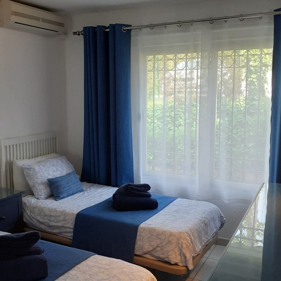 Modern 2-Bedroom Ground Floor Apartment with Garden & Glass Curtains Gallery 6