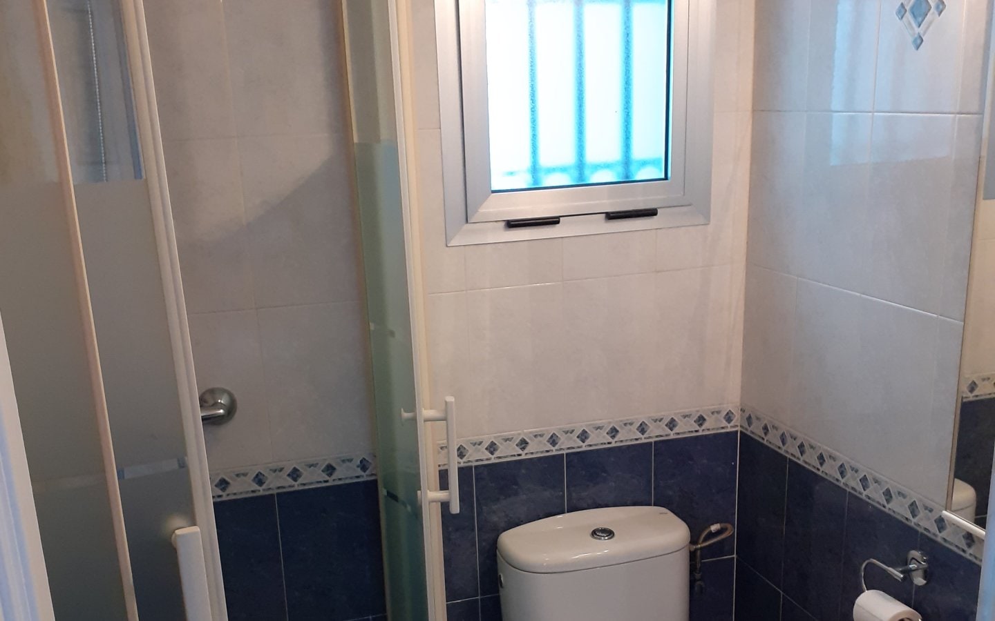 Modern 2-Bedroom Ground Floor Apartment with Garden & Glass Curtains Gallery 7