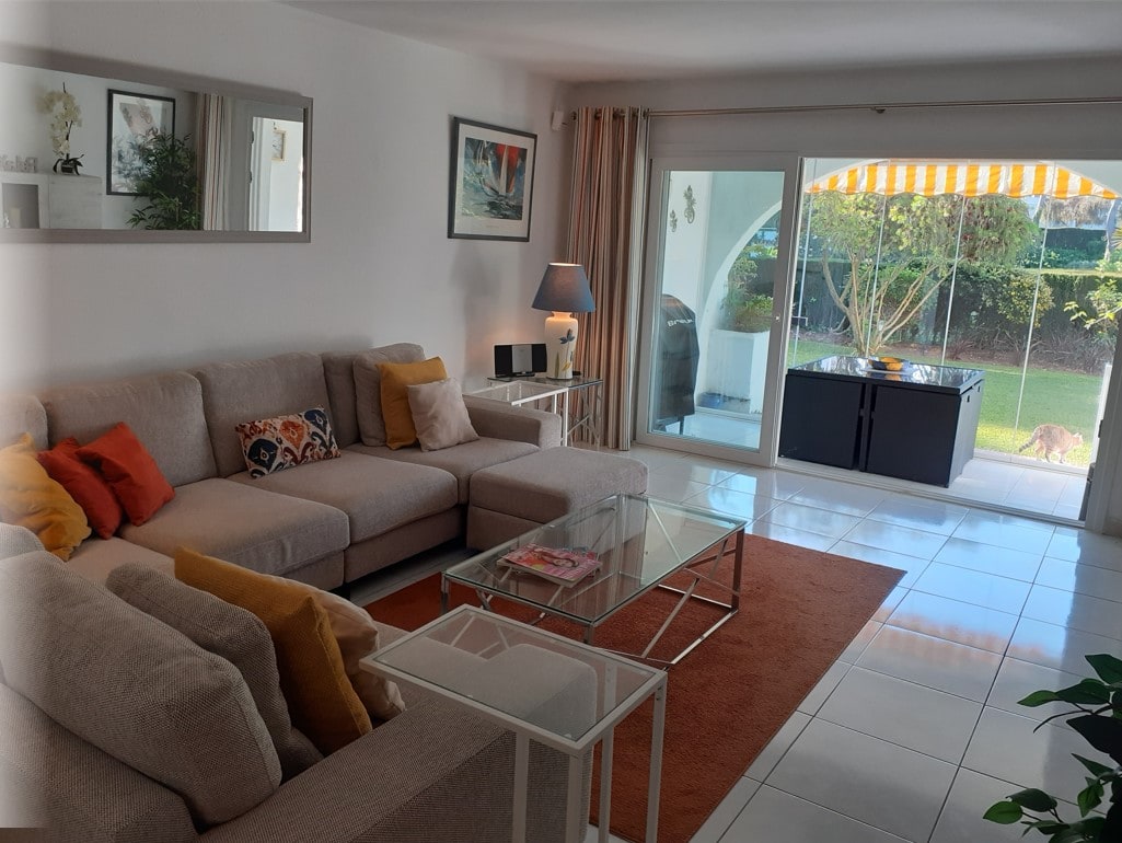 Modern 2-Bedroom Ground Floor Apartment with Garden & Glass Curtains, Sitio de Calahonda, Spain