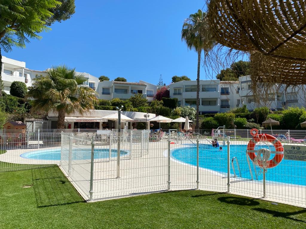 Modern 2-Bedroom Top-Floor Apartment with Sea & Pool Views – Jardin A, Miraflores Gallery 10