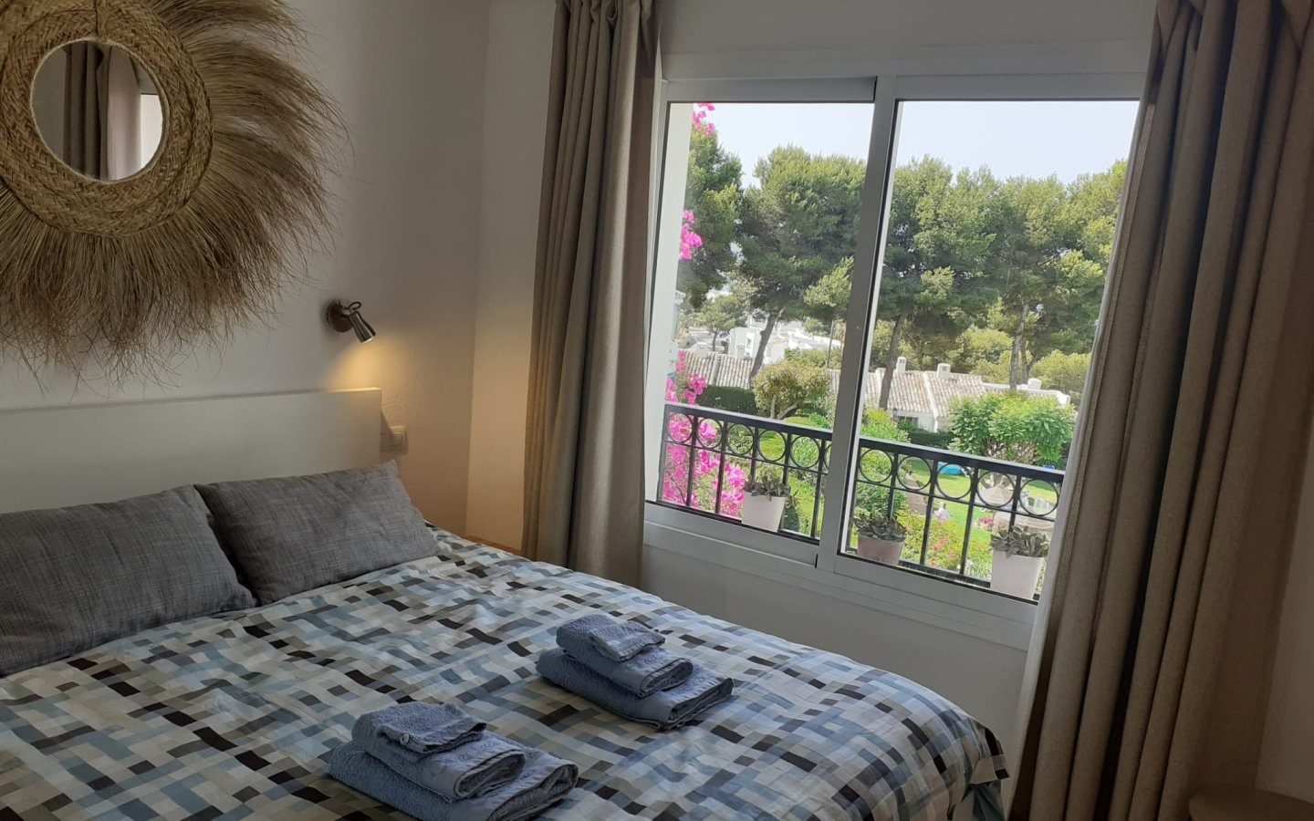 Modern 2-Bedroom Top-Floor Apartment with Sea & Pool Views – Jardin A, Miraflores Gallery 4