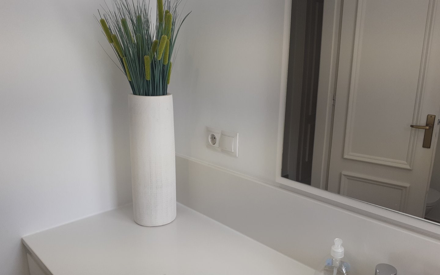 Modern 2-Bedroom Top-Floor Apartment with Sea & Pool Views – Jardin A, Miraflores Gallery 7