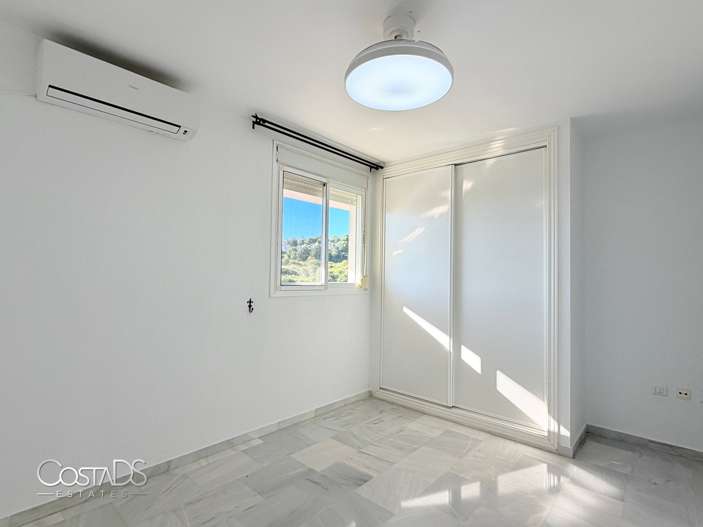 SPACIOUS 3-BEDROOM SOUTH-FACING APARTMENT WITH SEA VIEWS AND TERRACE IN RIVIERA DEL SOL Gallery 16