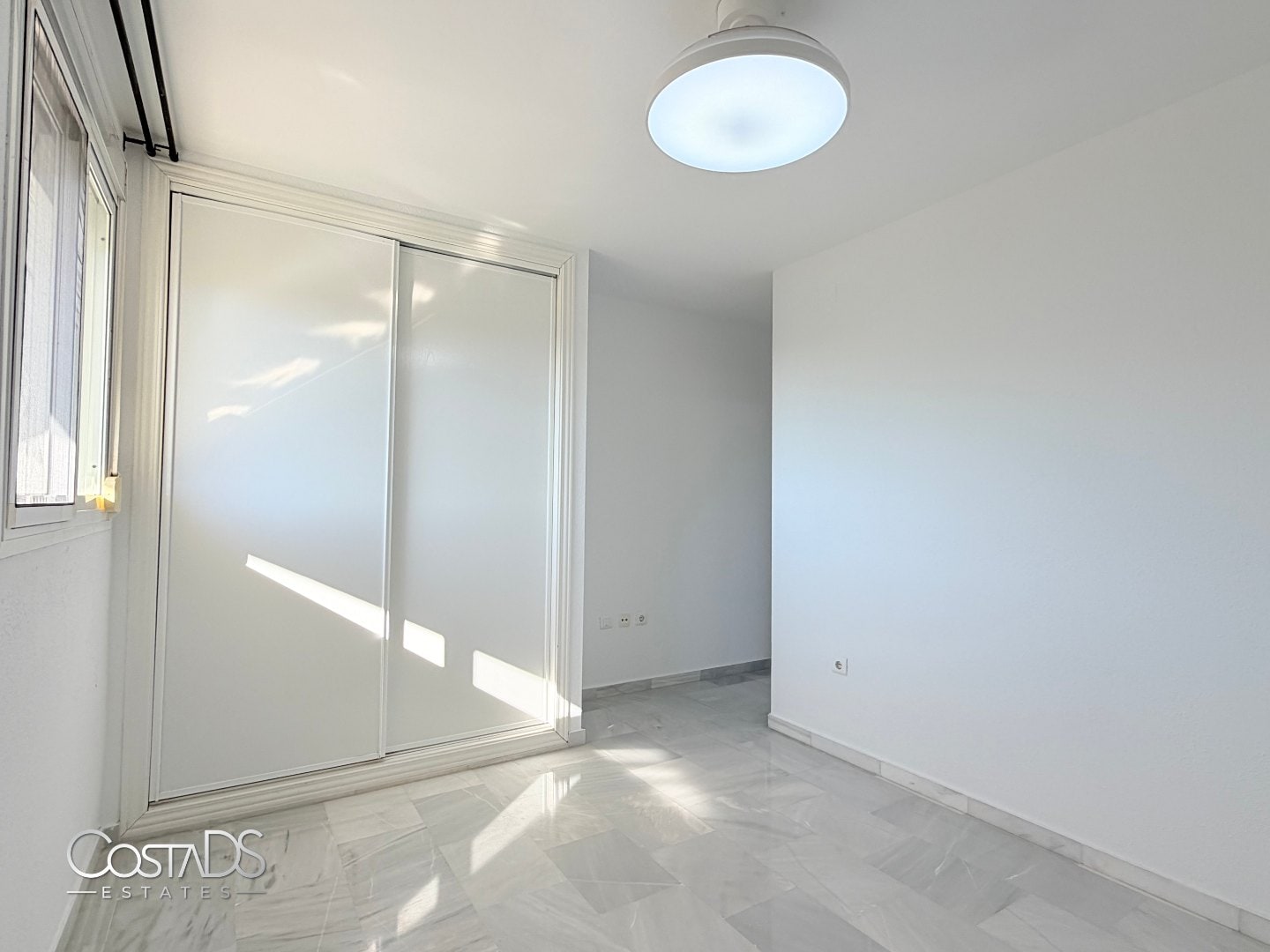 SPACIOUS 3-BEDROOM SOUTH-FACING APARTMENT WITH SEA VIEWS AND TERRACE IN RIVIERA DEL SOL Gallery 17