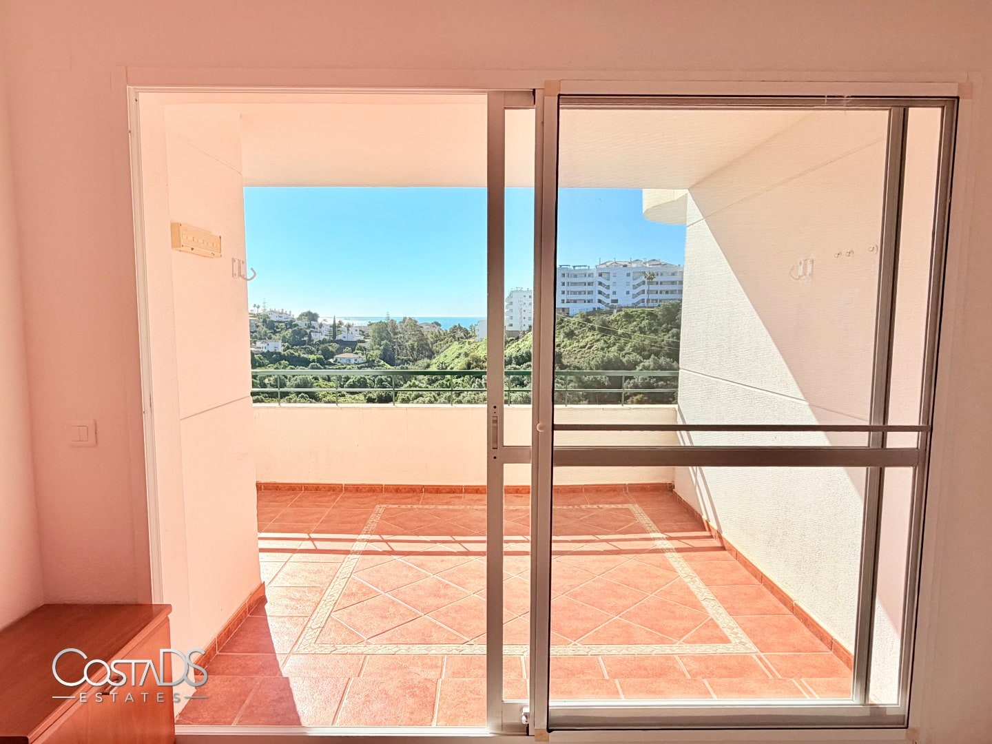 SPACIOUS 3-BEDROOM SOUTH-FACING APARTMENT WITH SEA VIEWS AND TERRACE IN RIVIERA DEL SOL Gallery 7