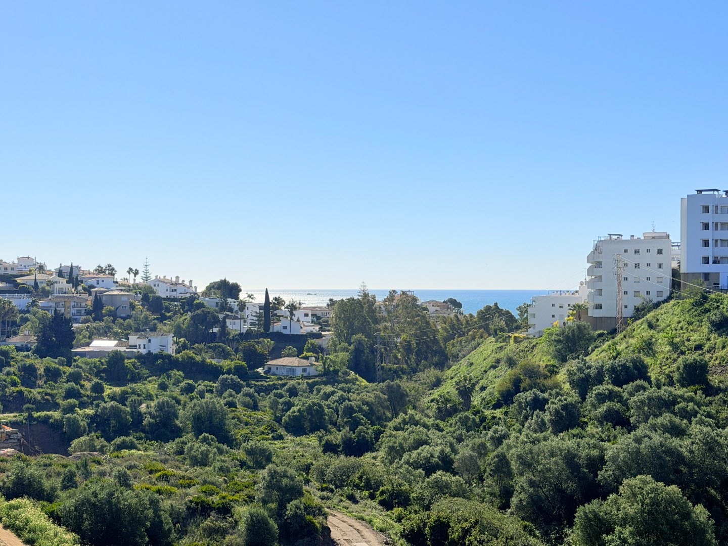 SPACIOUS 3-BEDROOM SOUTH-FACING APARTMENT WITH SEA VIEWS AND TERRACE IN RIVIERA DEL SOL Gallery 9