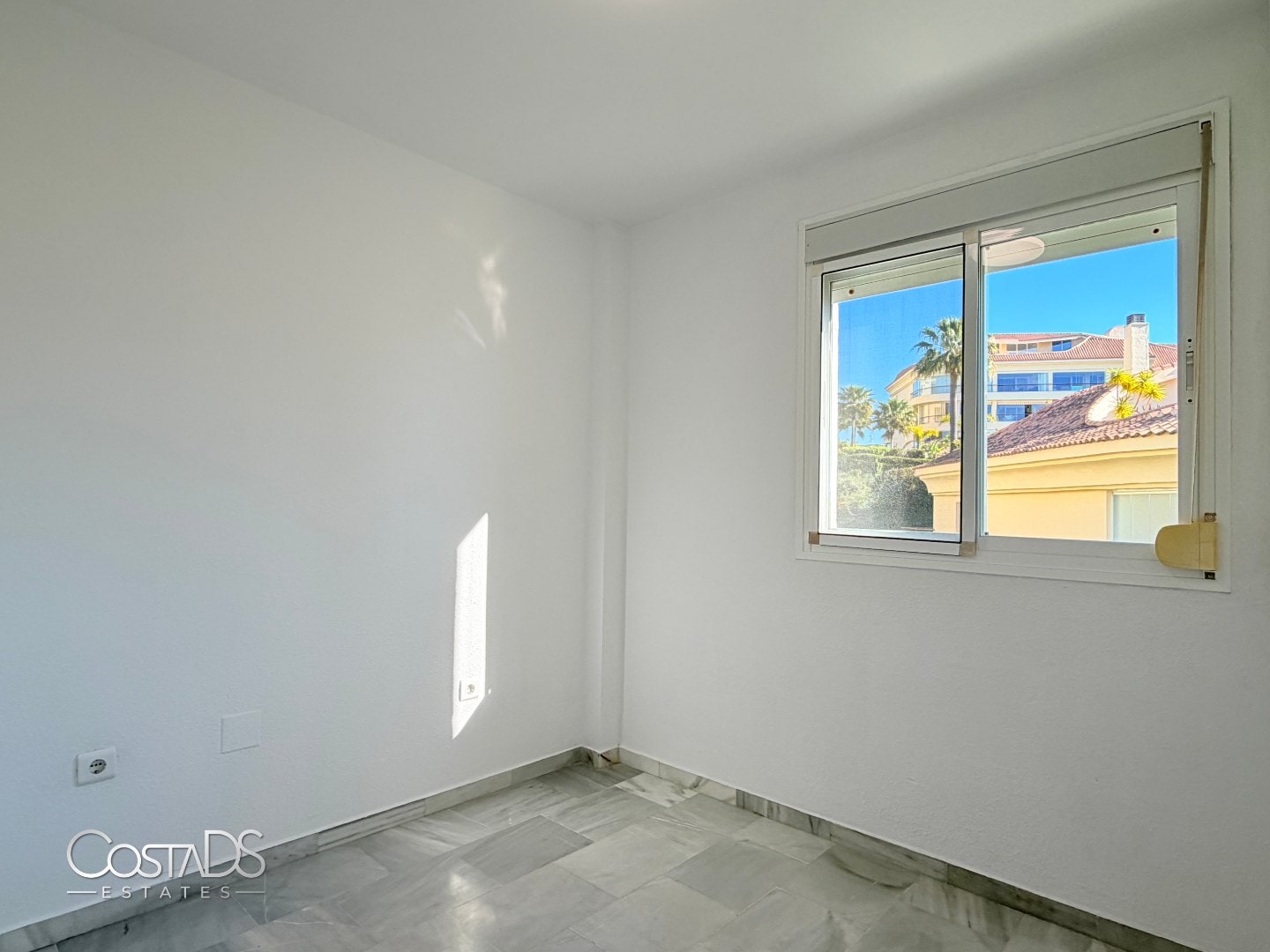 SPACIOUS 3-BEDROOM SOUTH-FACING APARTMENT WITH SEA VIEWS AND TERRACE IN RIVIERA DEL SOL Gallery 36