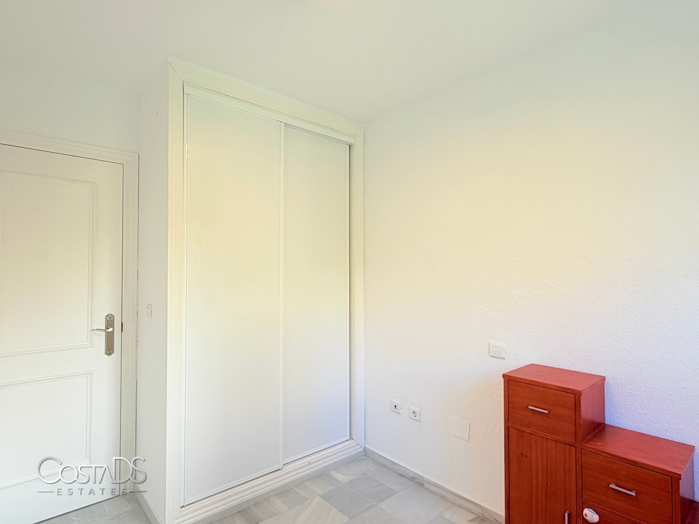 SPACIOUS 3-BEDROOM SOUTH-FACING APARTMENT WITH SEA VIEWS AND TERRACE IN RIVIERA DEL SOL Gallery 42