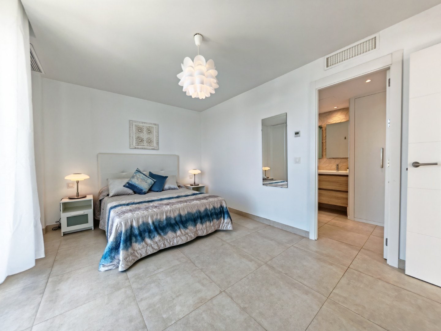 STUNNING 3-BEDROOM APARTMENT WITH PANORAMIC SEA, GOLF & MOUNTAIN VIEWS IN LA CALA DE MIJAS Gallery 10