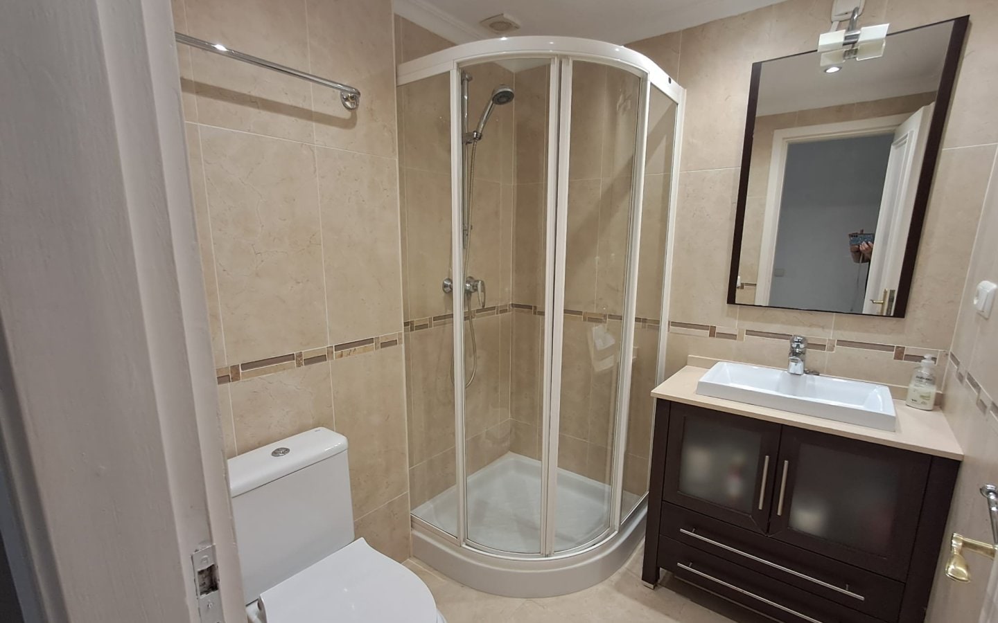 Stylish 2-Bed, 2-Bath Apartment with Stunning Sea Views Gallery 11