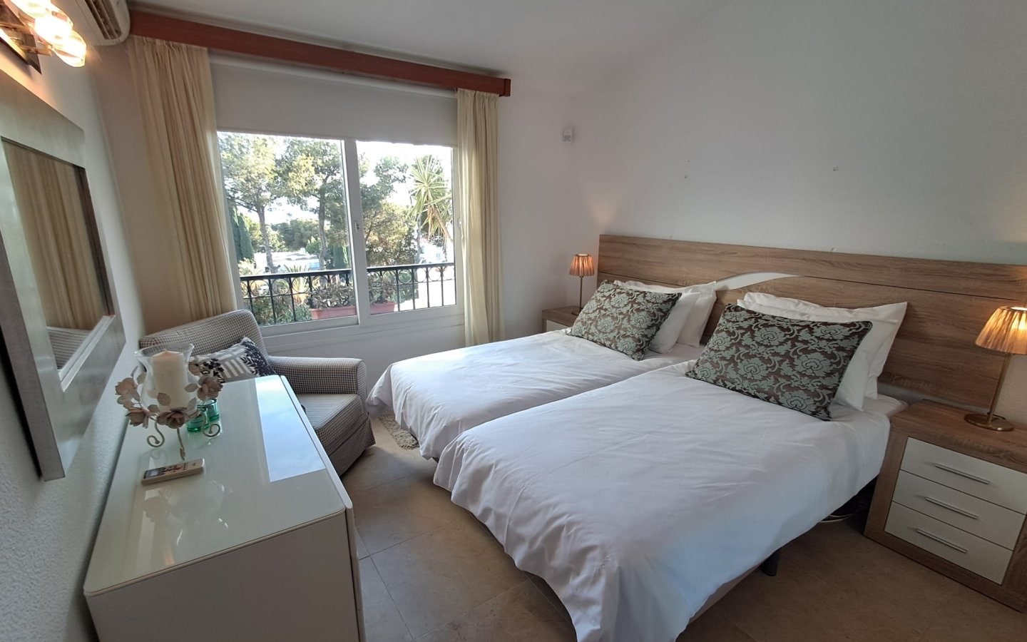 Stylish 2-Bed, 2-Bath Apartment with Stunning Sea Views Gallery 13