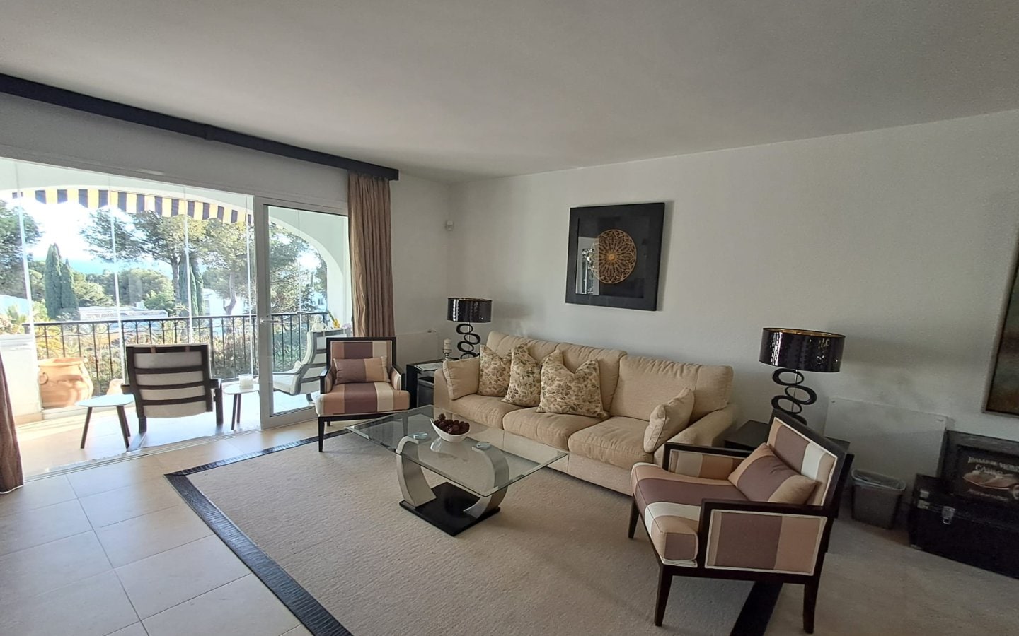 Stylish 2-Bed, 2-Bath Apartment with Stunning Sea Views Gallery 4
