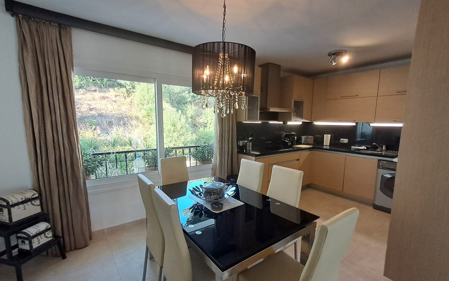Stylish 2-Bed, 2-Bath Apartment with Stunning Sea Views Gallery 5