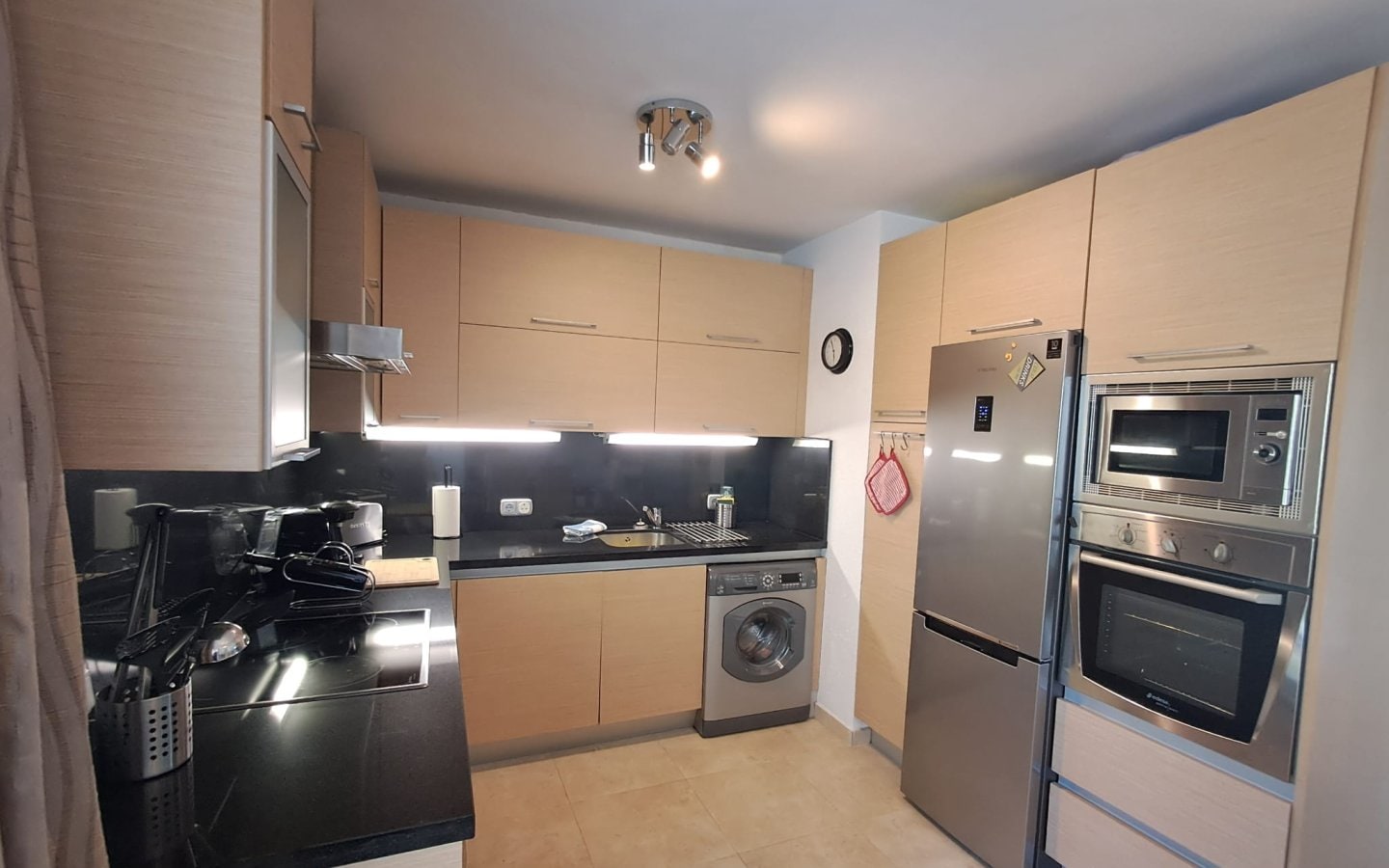 Stylish 2-Bed, 2-Bath Apartment with Stunning Sea Views Gallery 6