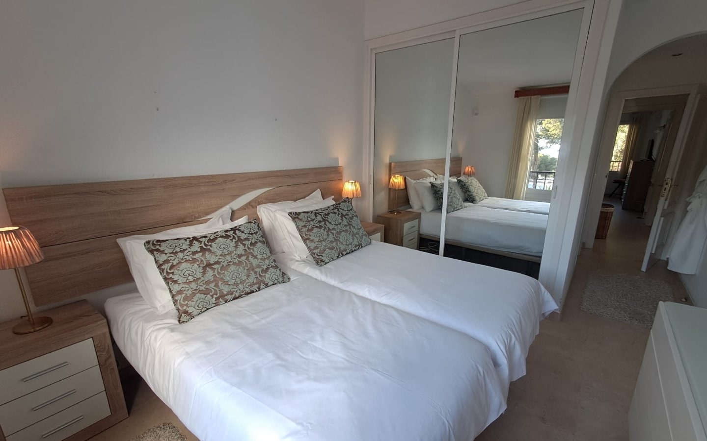 Stylish 2-Bed, 2-Bath Apartment with Stunning Sea Views Gallery 7