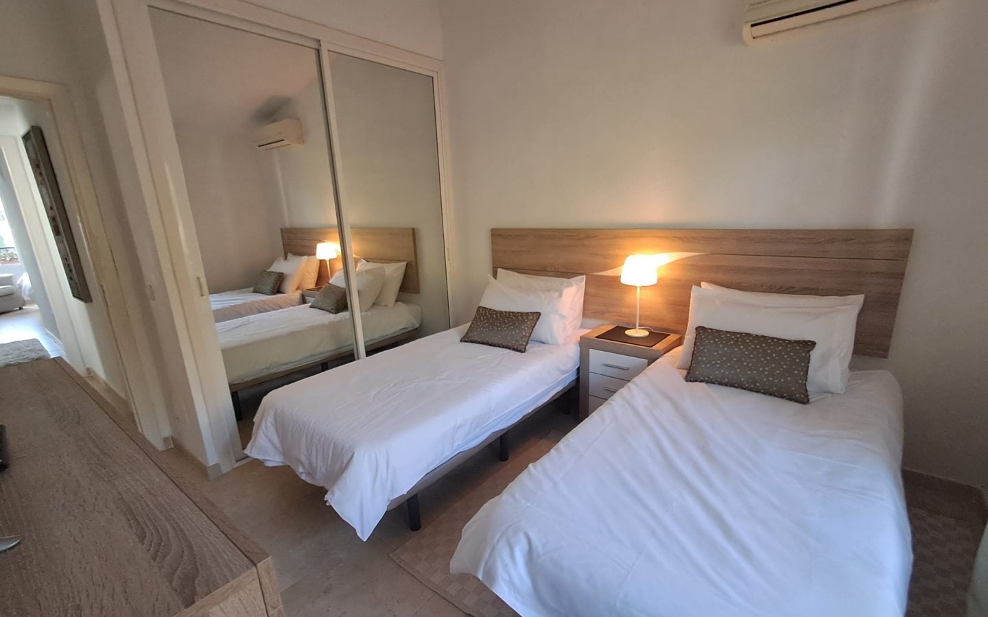 Stylish 2-Bed, 2-Bath Apartment with Stunning Sea Views Gallery 9