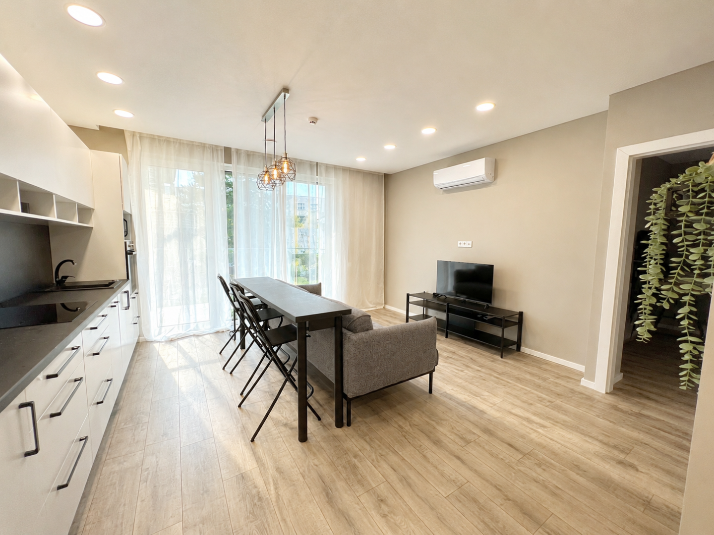 STYLISH AND BRIGHT 3-ROOM APARTMENT FOR RENT IN PRESTIGIOUS ŽALIAKALNIS – SAVANORIŲ AVE., KAUNAS, Kaunas, Lietuva