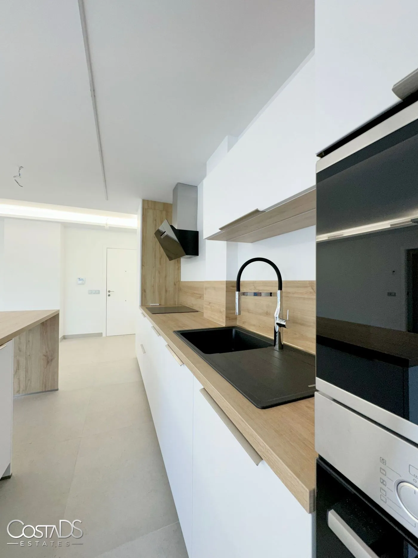 3 BEDROOM 2 BATHROOM MIDDLE FLOOR APARTMENT IN ELVIRIA, MARBELLA EAST, SPAIN Gallery 4