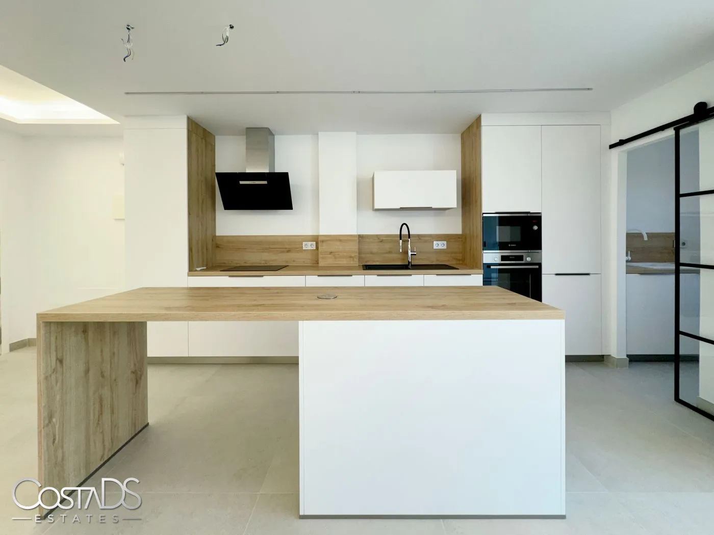3 BEDROOM 2 BATHROOM MIDDLE FLOOR APARTMENT IN ELVIRIA, MARBELLA EAST, SPAIN Gallery 5
