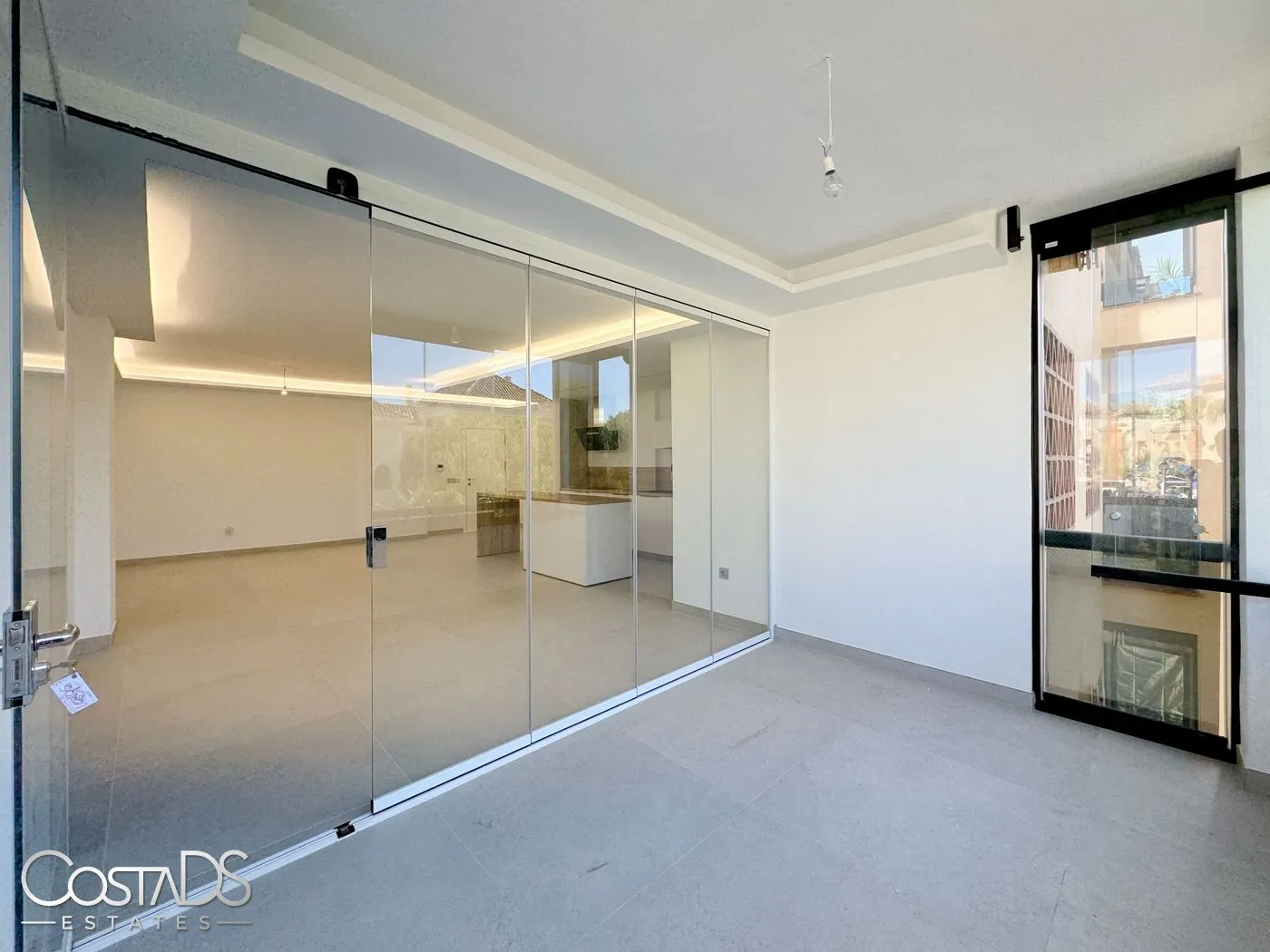 3 BEDROOM 2 BATHROOM MIDDLE FLOOR APARTMENT IN ELVIRIA, MARBELLA EAST, SPAIN Gallery 7