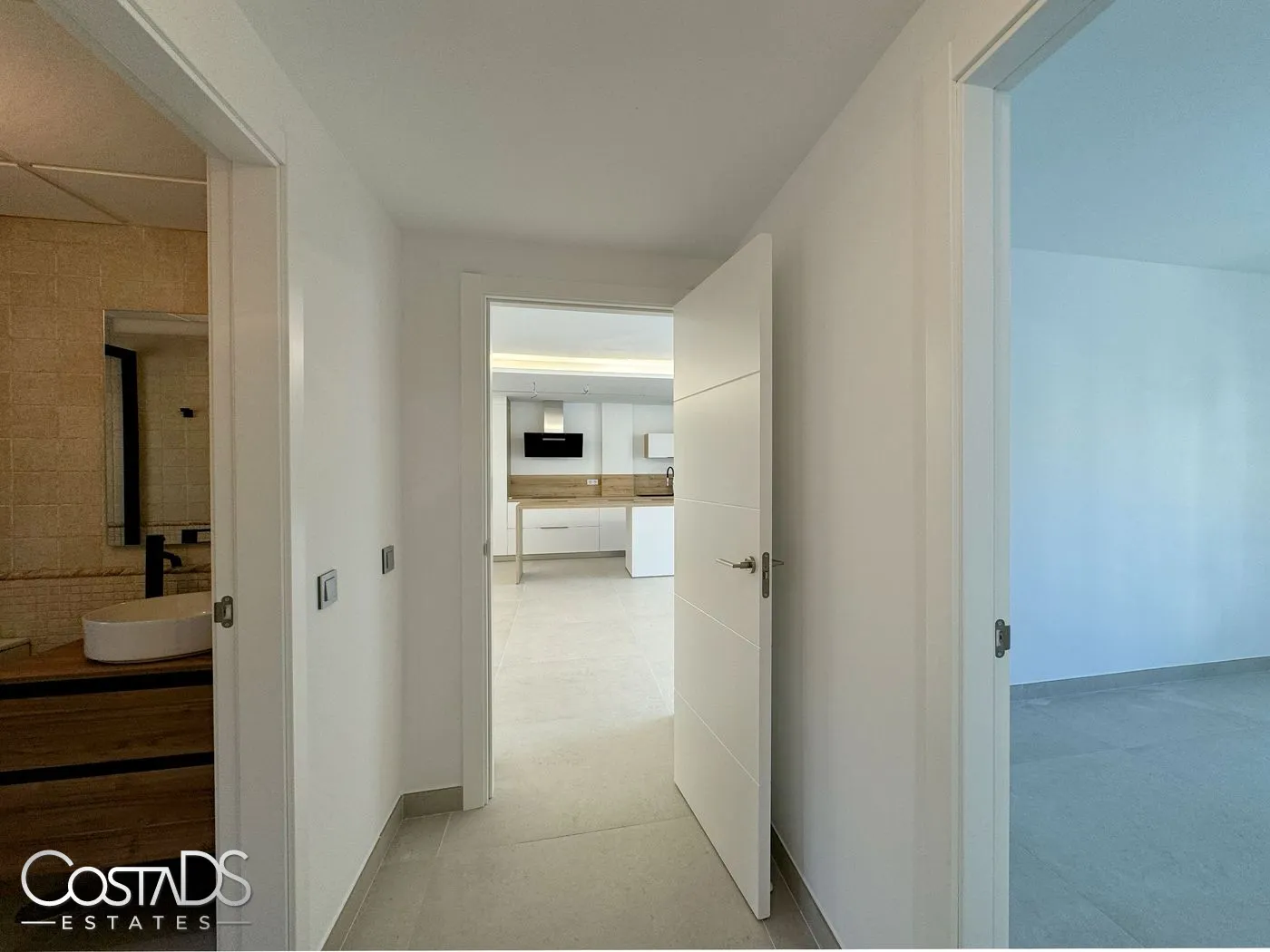 3 BEDROOM 2 BATHROOM MIDDLE FLOOR APARTMENT IN ELVIRIA, MARBELLA EAST, SPAIN Gallery 18
