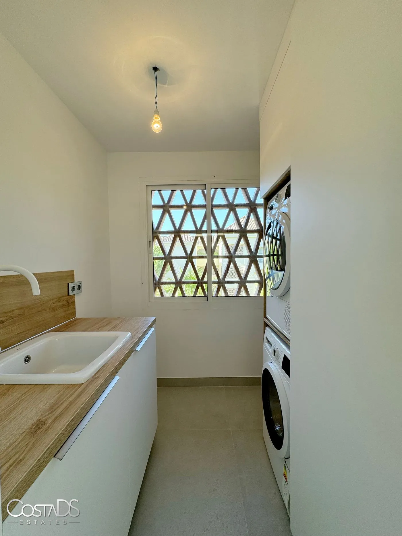 3 BEDROOM 2 BATHROOM MIDDLE FLOOR APARTMENT IN ELVIRIA, MARBELLA EAST, SPAIN Gallery 20