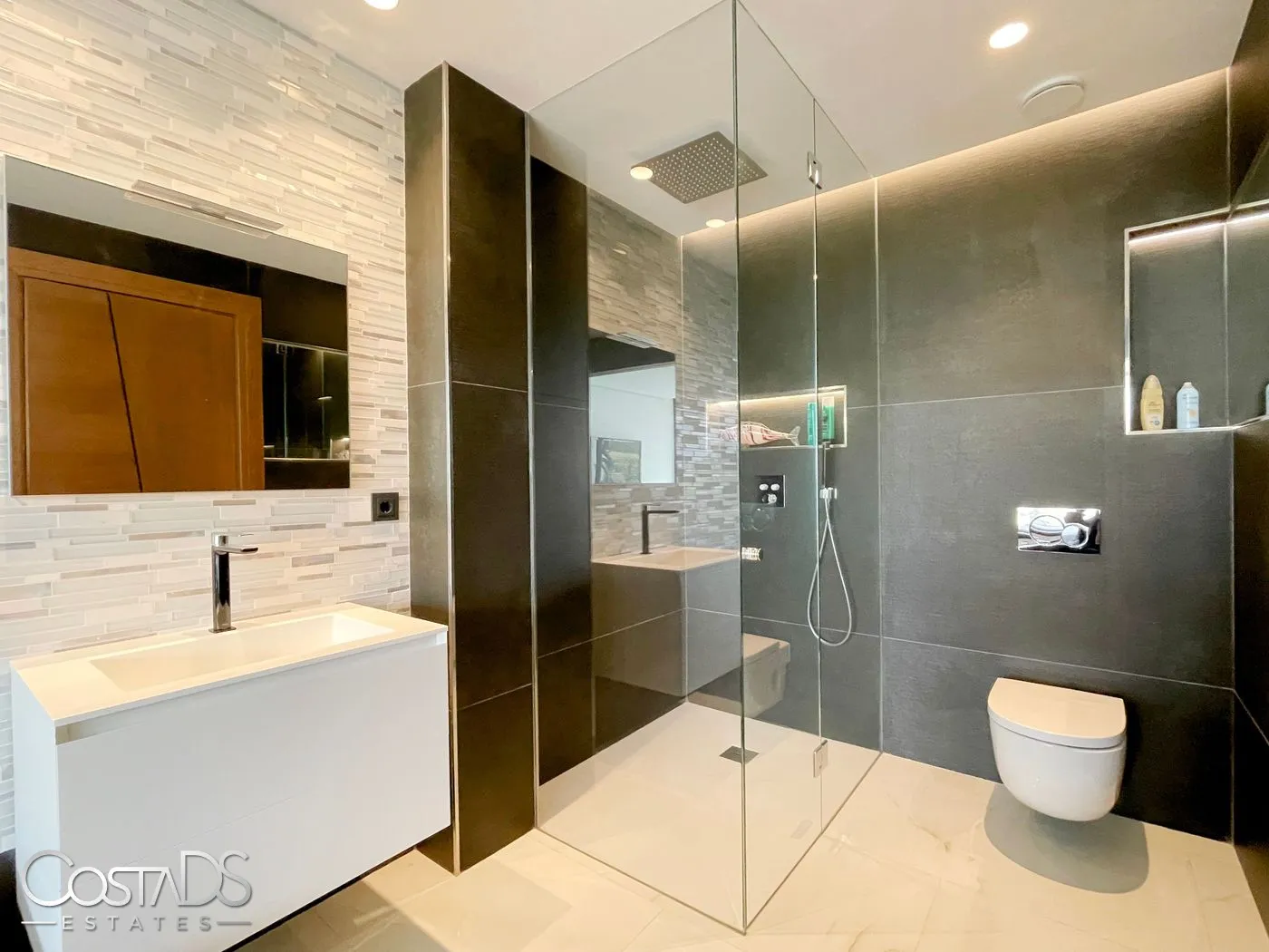 6 BEDROOM, 8 BATHROOM LUXURY VILLA AT SAN ROQUE GOLF RESORT, SOTOGRANDE, COSTA DEL SOL, SPAIN Gallery 27